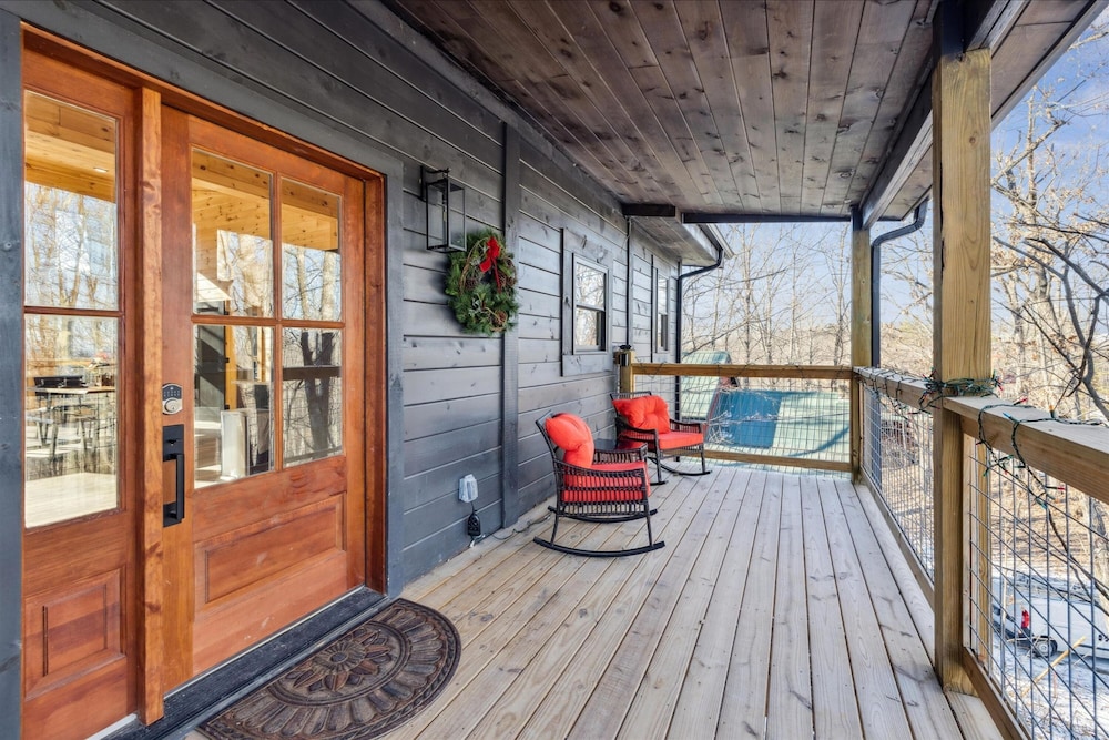 Brand New Cabin w Fire Pit Hot Tub Gameroom