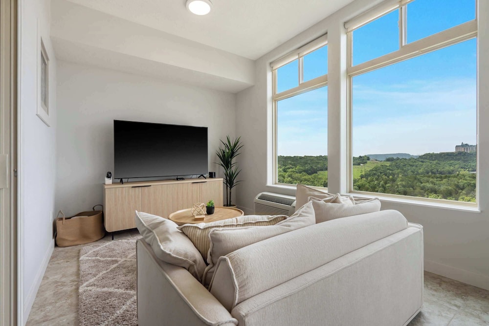 Chill on the Hill - Lake Views!