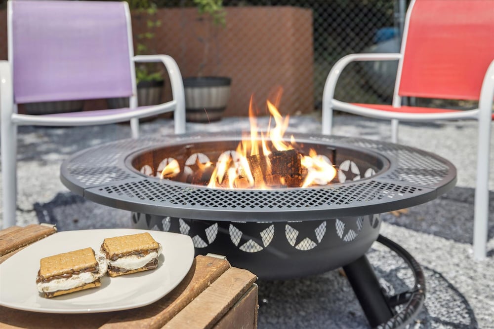 Cozy Cottage w EV Charger Firepit Bed Swing