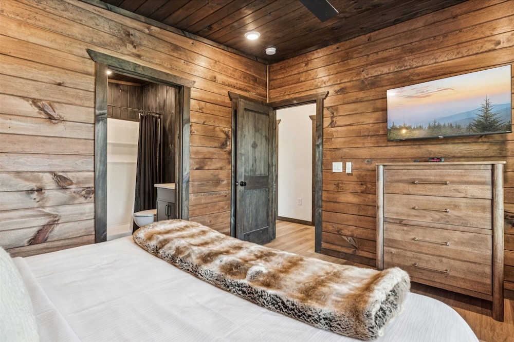 Gorgeous Brand-new Home w Pool Game Room Hot Tub