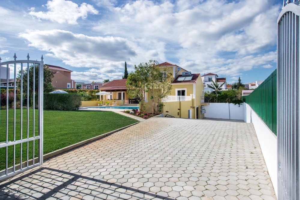 Amapola in Quelfes With 4 Bedrooms and 4 Bathrooms
