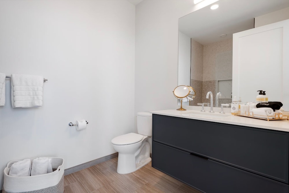 Skyline Penthouse Duo 6 Bedrooms for Large Groups