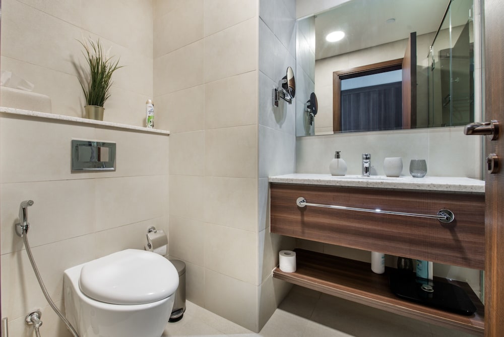 Maison Privee - Chic Coastal Escape w/ Sea Views on Palm Entry