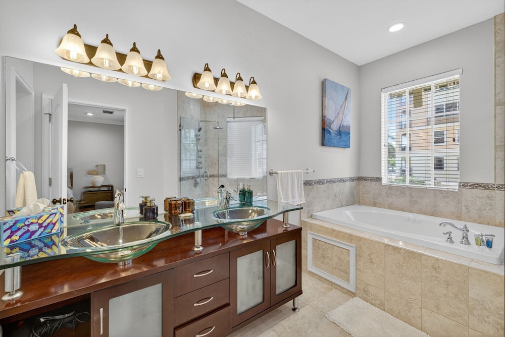 New Daisy Elegance Townhouse Steps From The Beach