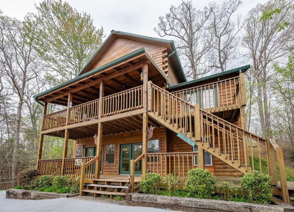 Stunning Cabin w Hot Tub Pool Table Arcades