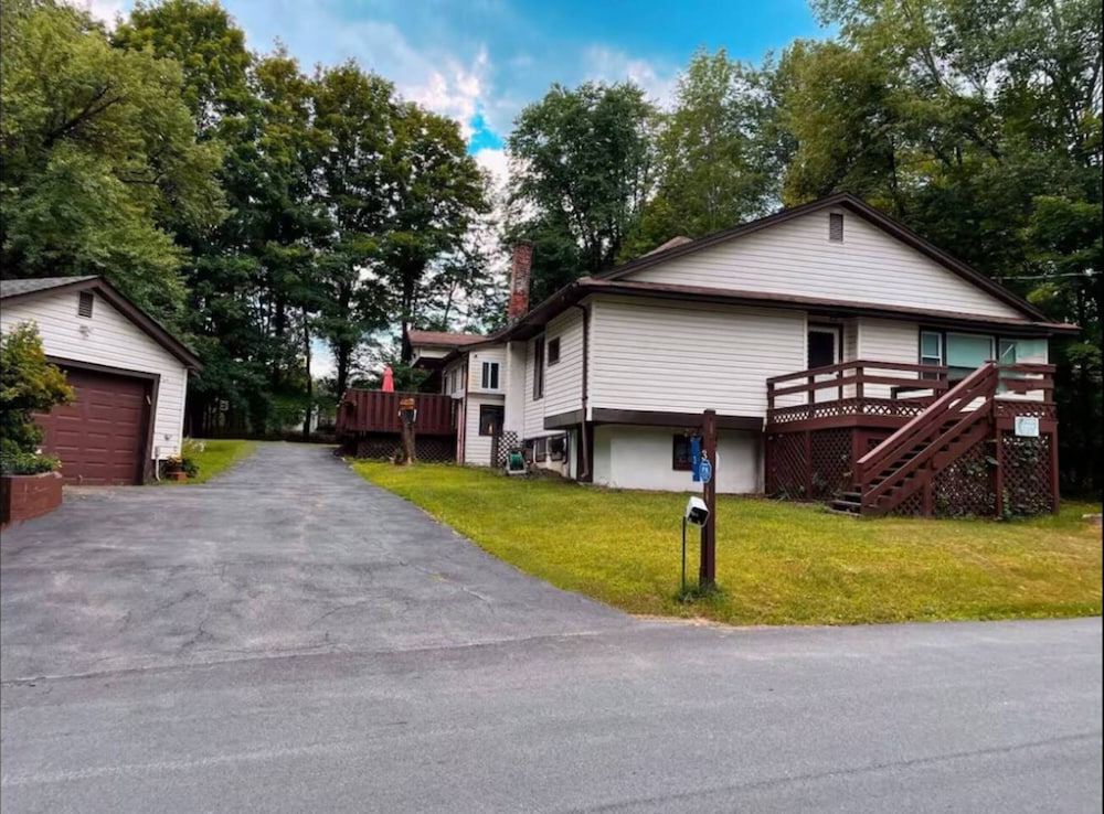 Budget-friendly Home Sleeps 16 Wifi Close to Minyan