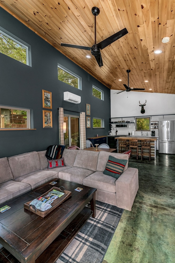 Cozy Laurel Cabin