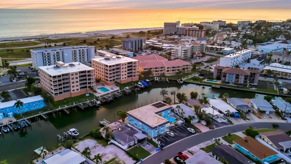 Dolphin Suite 2B Pet Friendly Waterfront Dock