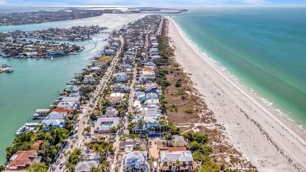 Snowbirds in Luxury 60 Second Walk to the Beach