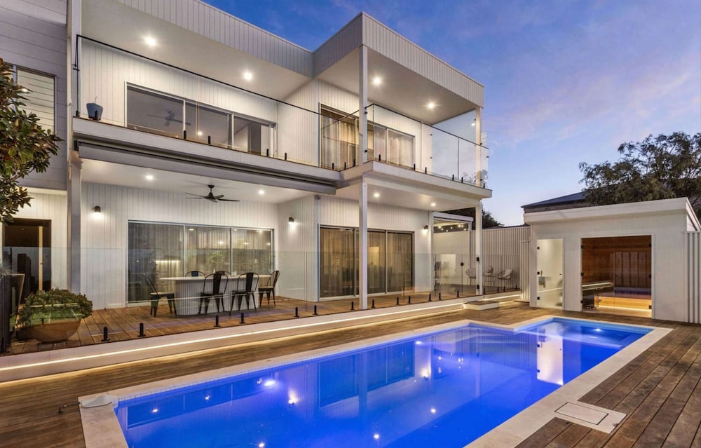 Stanford Luxury Pool Sauna Spa Tennis Court - Image 3