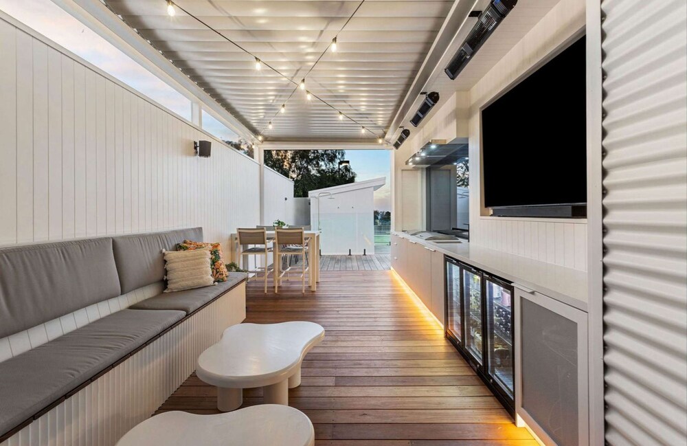 Stanford Luxury Pool Sauna Spa Tennis Court - Image 1