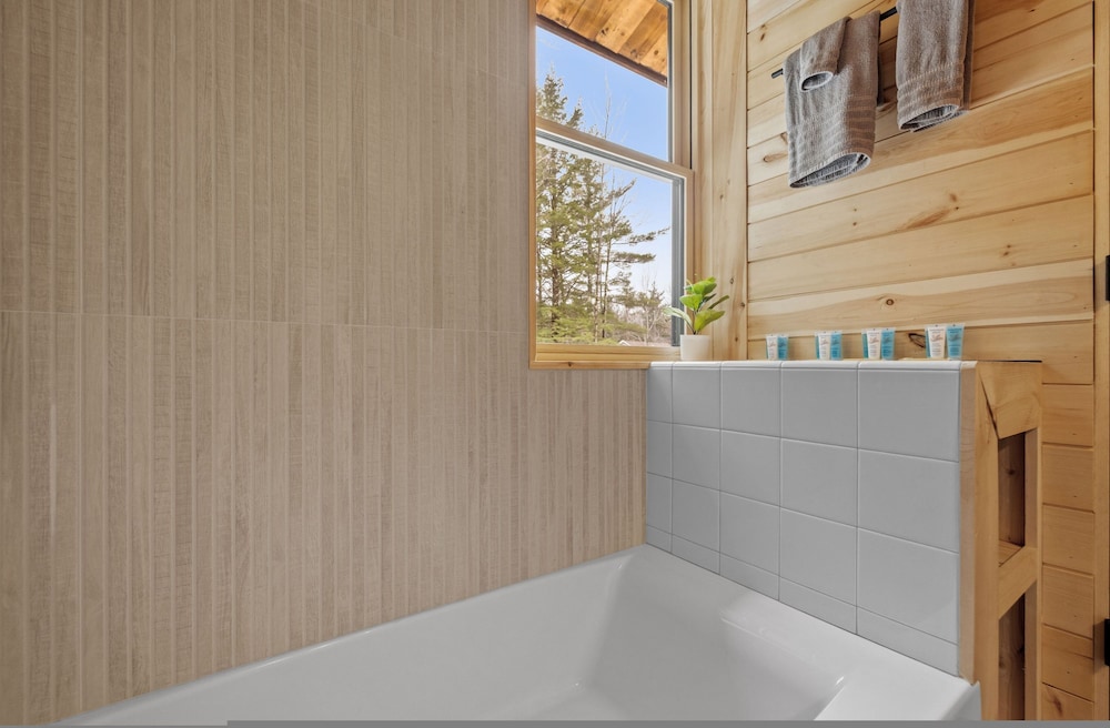Ski Cabin w Hot Tub Gas Fireplace Near Cranmore