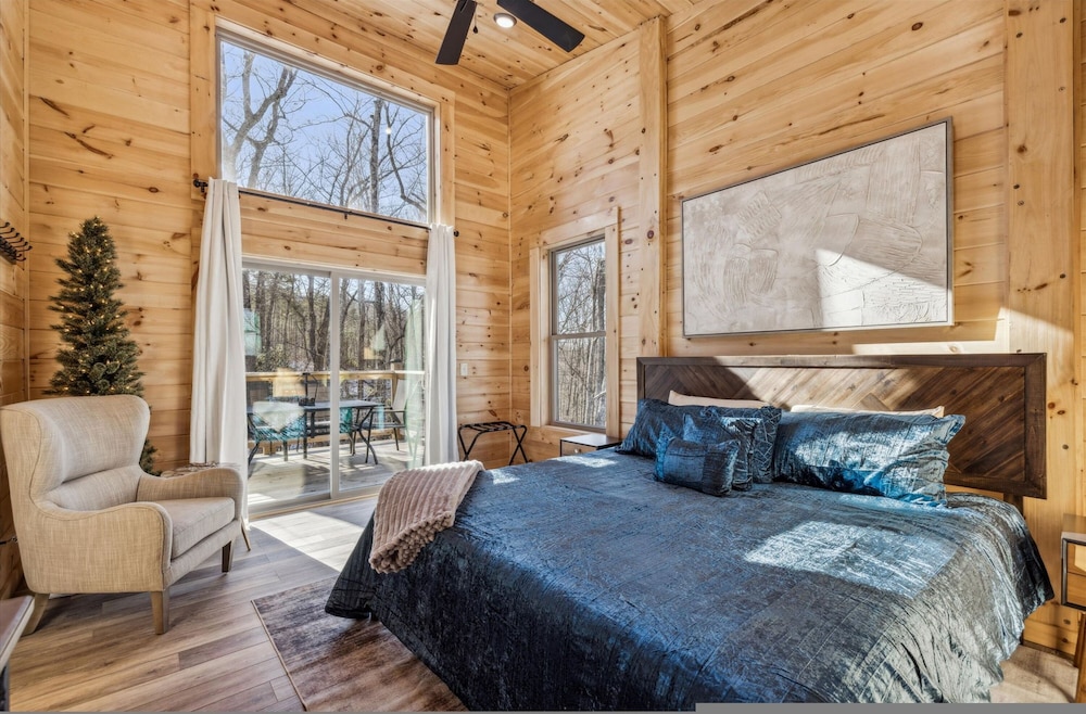 Brand New Cabin w Fire Pit Hot Tub Gameroom