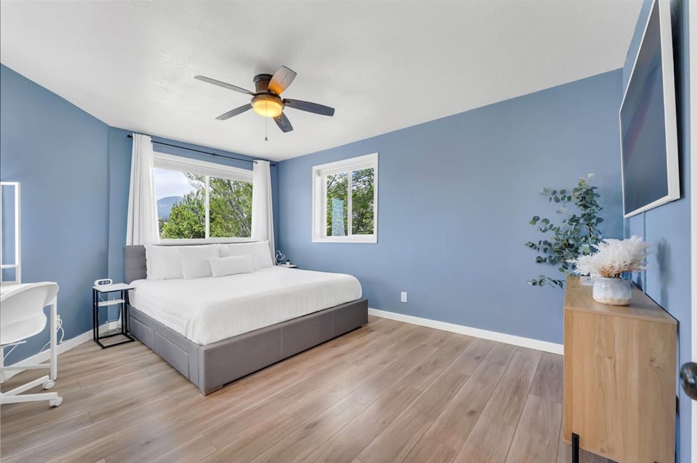 NEW Mountain View Retreat With Hot Tub and Mini Golf
