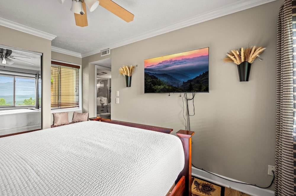 Mountain Views Indoor Pool Sauna Fireplace