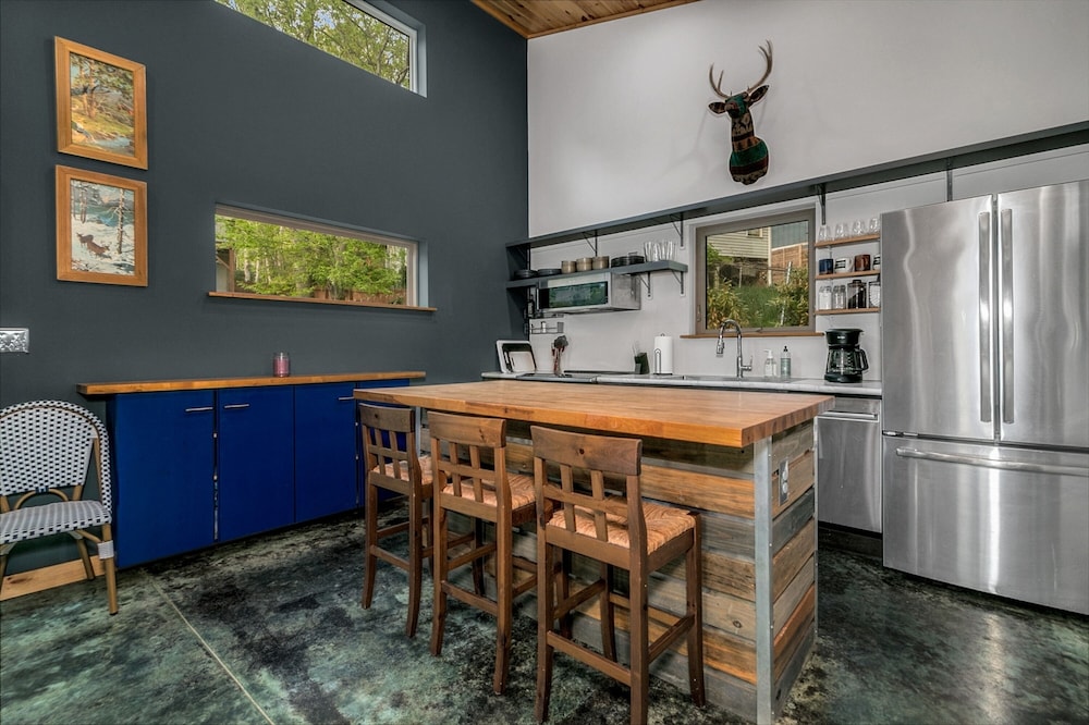 Cozy Laurel Cabin