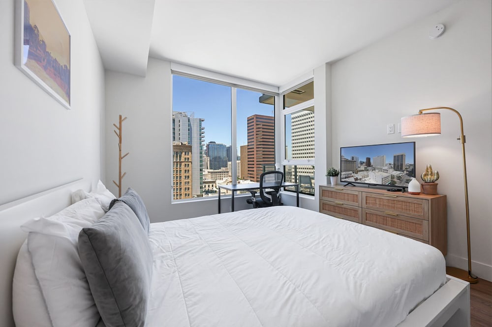 NEW Upscale Downtown San Diego Stay Queen Bed Pool Sauna