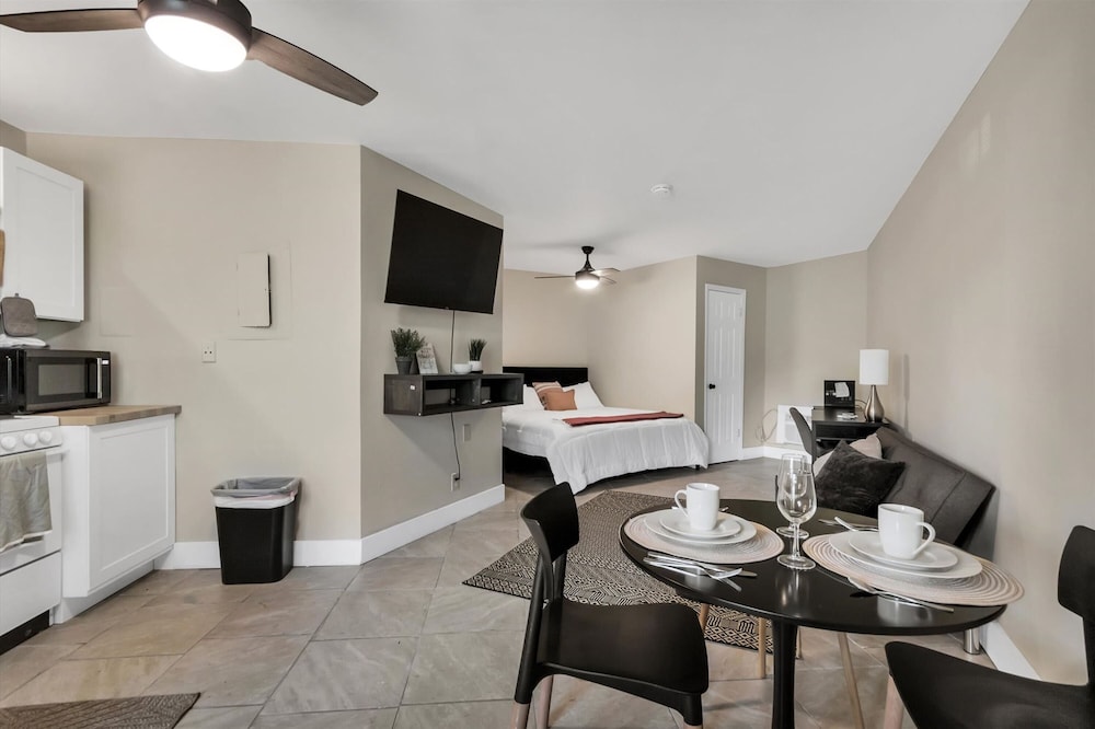 Modern Studio Apartment - King Bed