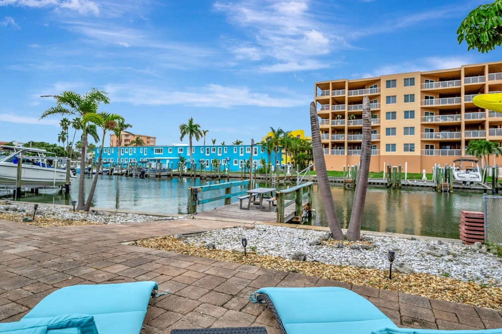 Dolphin Suite 2B Pet Friendly Waterfront Dock