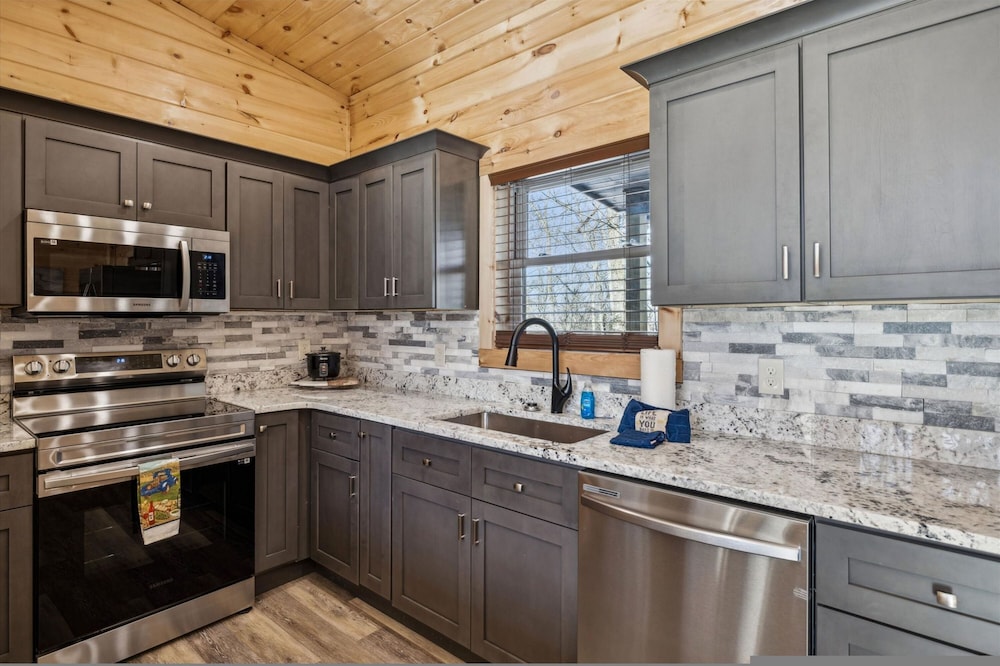 Brand New Cabin w Fire Pit Hot Tub Gameroom
