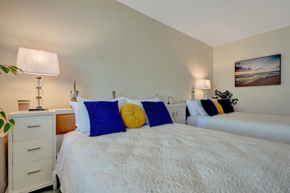Watch the Dolphins Large Balcony Suite and Heated Pool