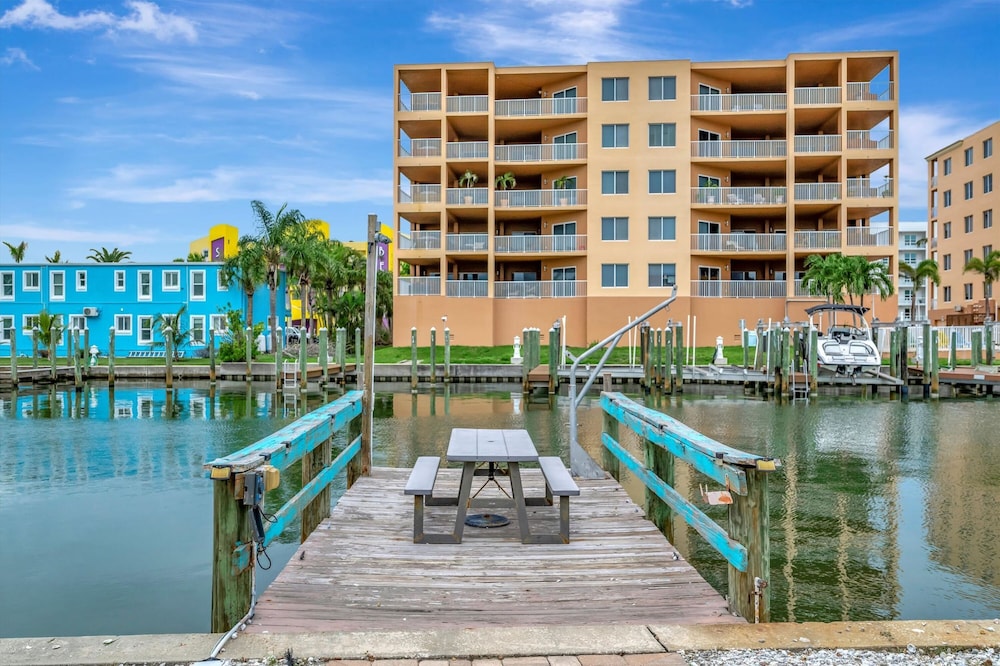 Dolphin Suite 2B Pet Friendly Waterfront Dock