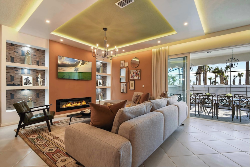 Luxurious Windsor Cay Retreat With Theater & Pool
