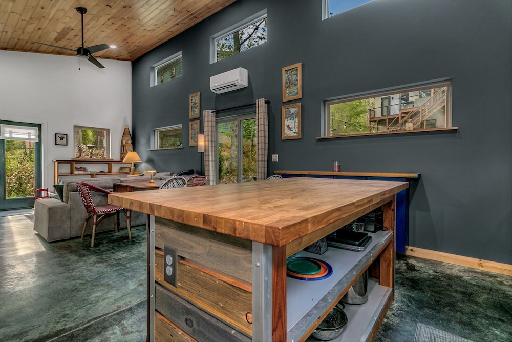 Cozy Laurel Cabin
