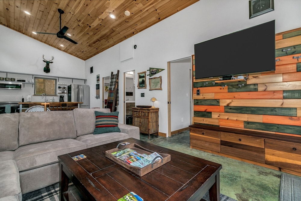 Cozy Laurel Cabin
