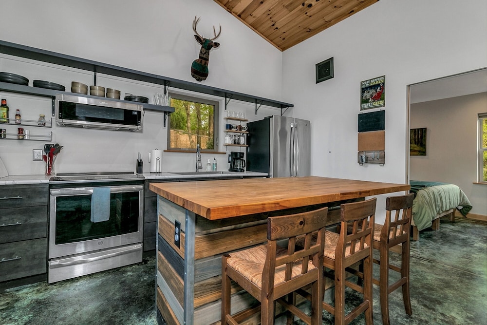 Cozy Laurel Cabin