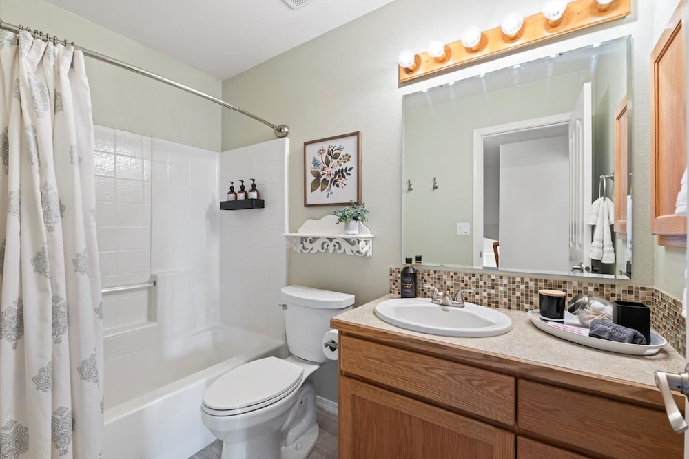 Cozy 5BR w Fire Pit BBQ Near Topgolf Fun