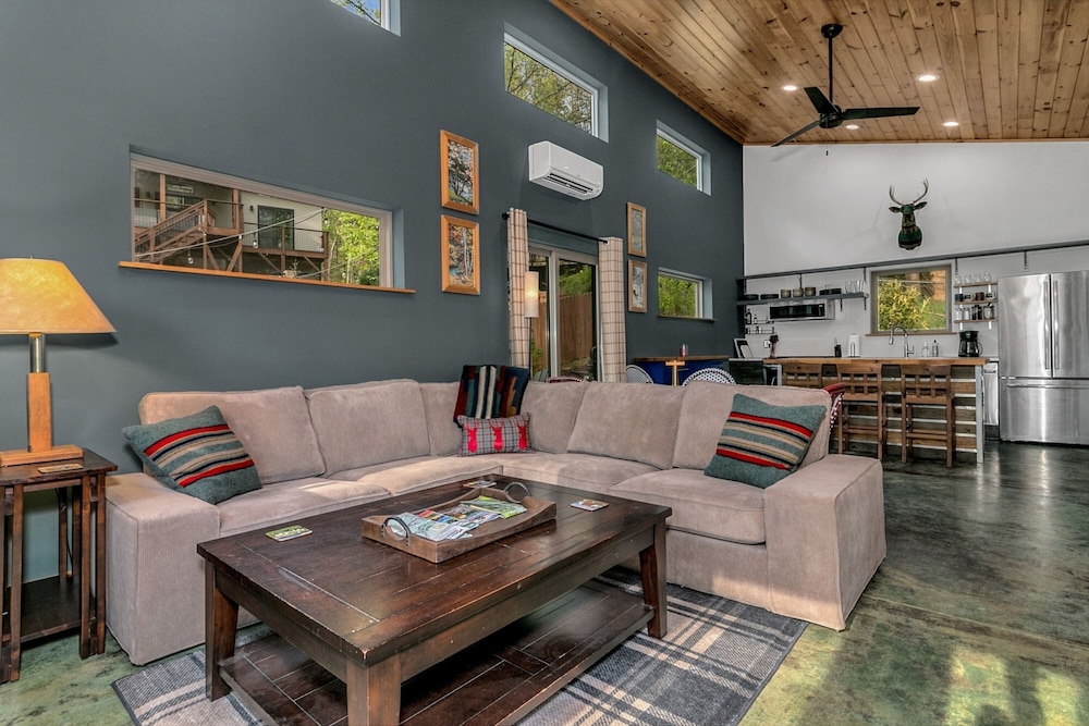 Cozy Laurel Cabin