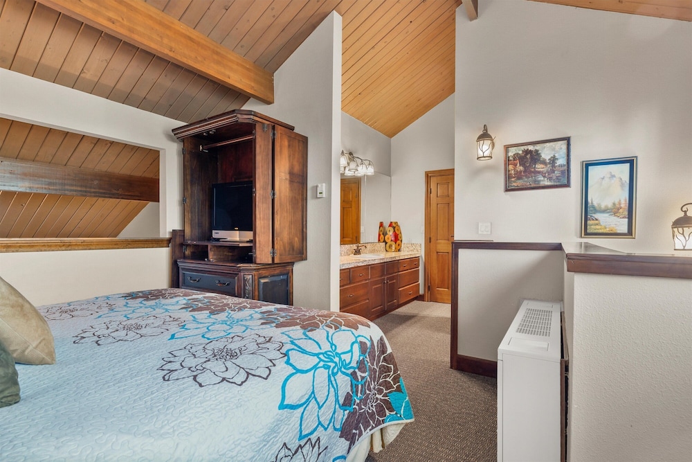 Pine Haven Lodge view 4