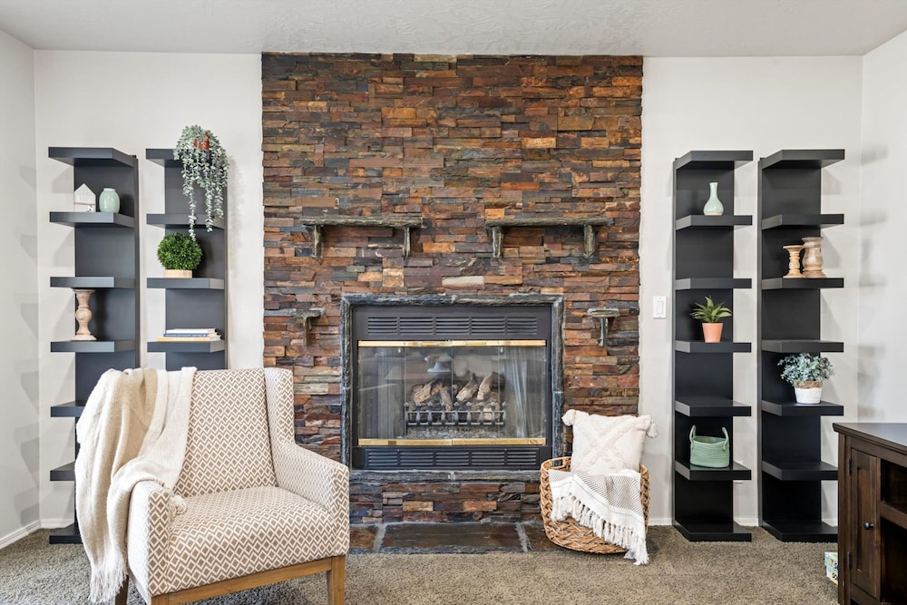 Cozy 5BR w Fire Pit BBQ Near Topgolf Fun