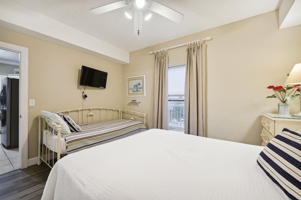 Twin Palms by Book That Condo