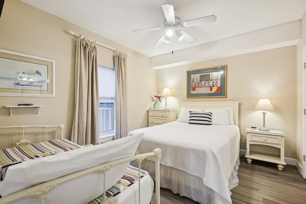 Twin Palms by Book That Condo