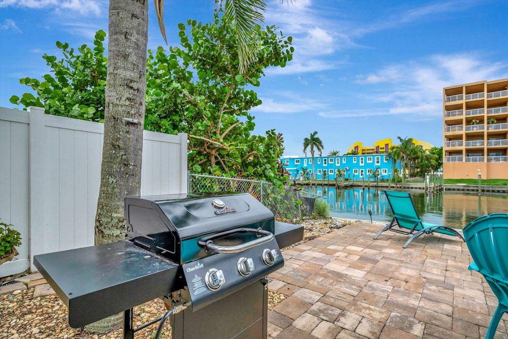 Dolphin Suite 2B Pet Friendly Waterfront Dock