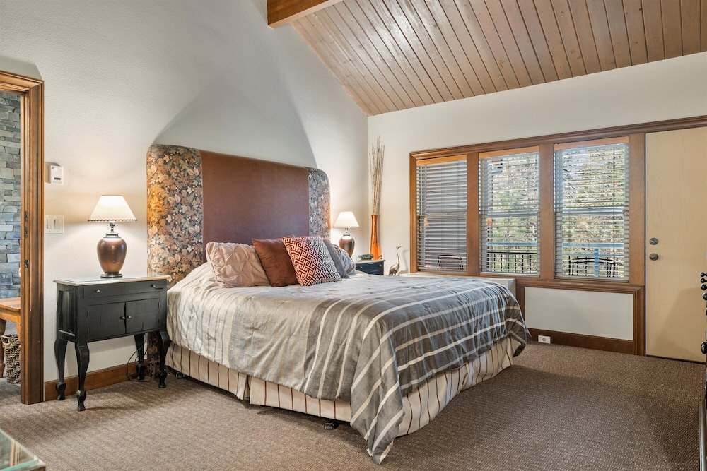 Pine Haven Lodge view 5