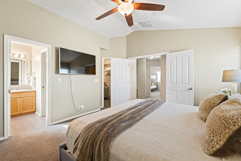Cozy 5BR w Fire Pit BBQ Near Topgolf Fun