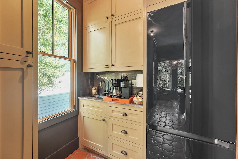 Ebb and Glow Retreat by Ryson Vacation Rentals