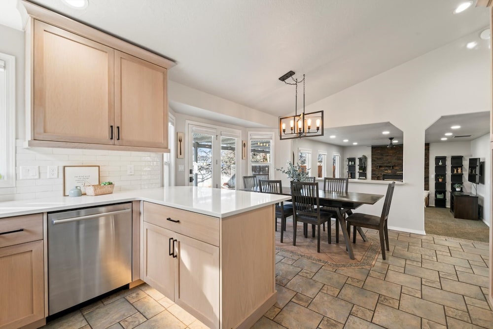 Cozy 5BR w Fire Pit BBQ Near Topgolf Fun