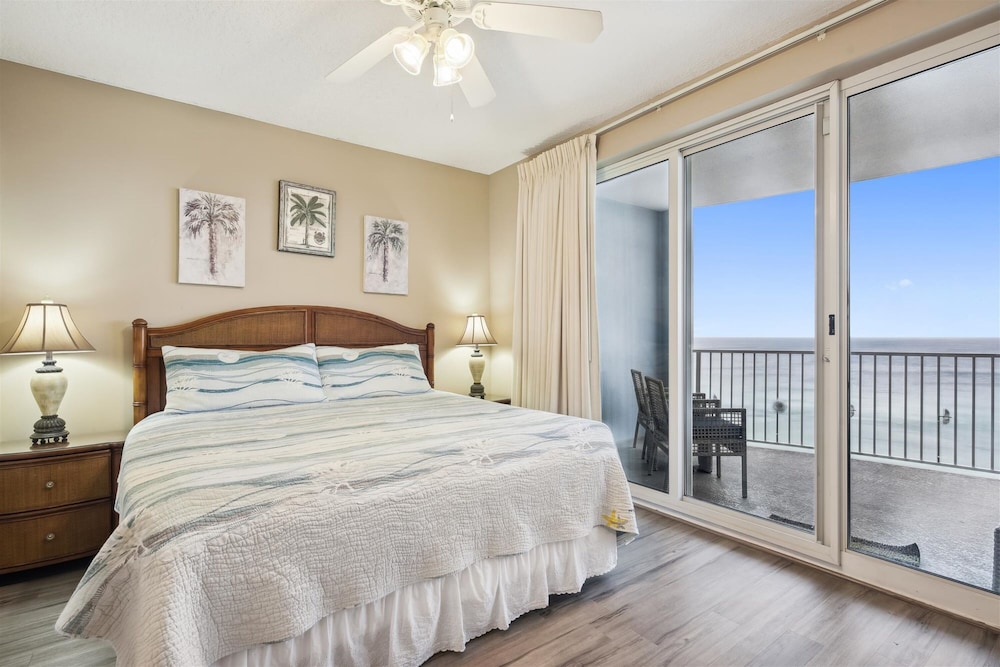 Twin Palms by Book That Condo