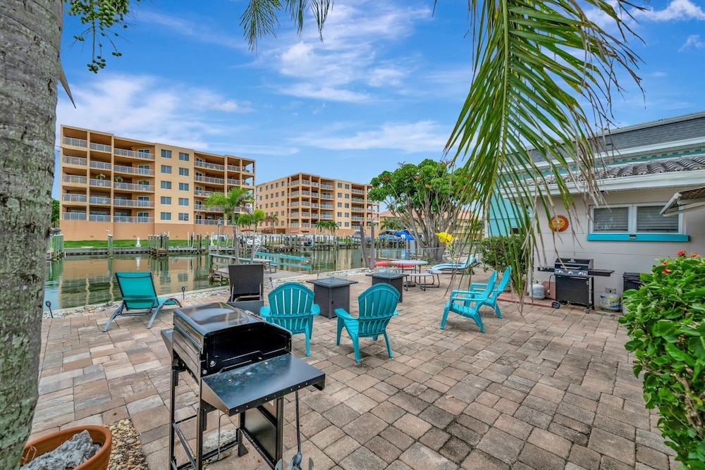 Dolphin Suite 2B Pet Friendly Waterfront Dock