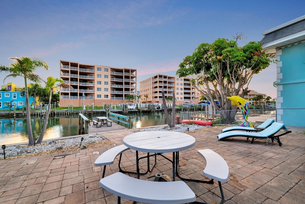 Seashell Suite 1B Pet Friendly Waterfront Dock