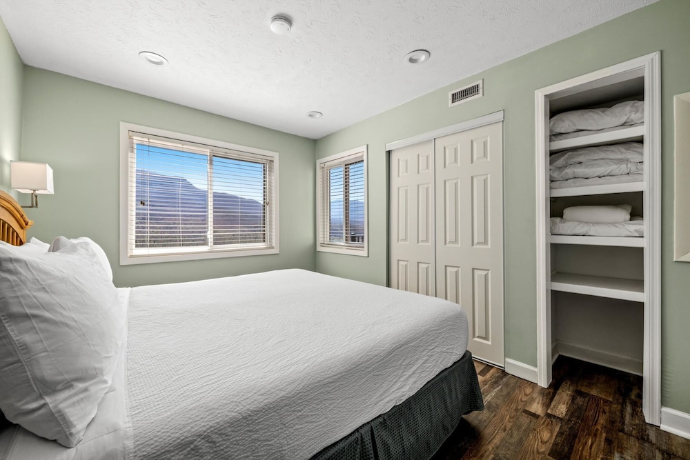 Sleeps 4-mountain Views-indoor Pool Sauna