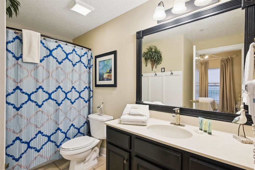 Twin Palms by Book That Condo