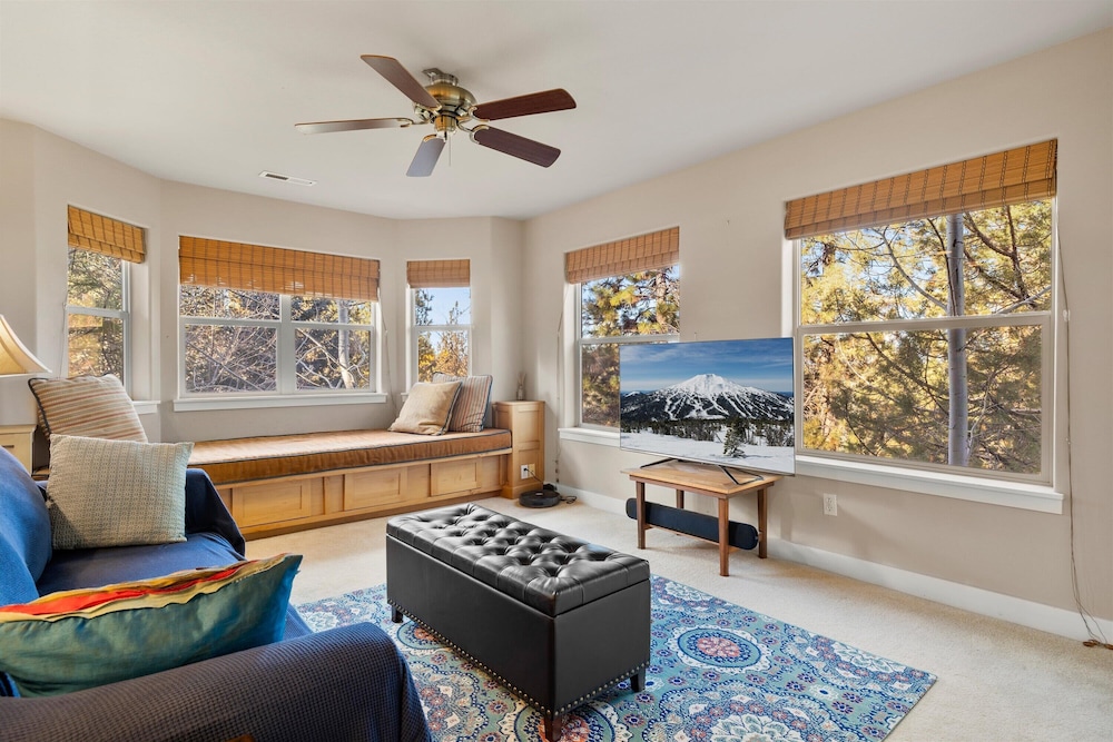 Skyliner Summit Chalet
