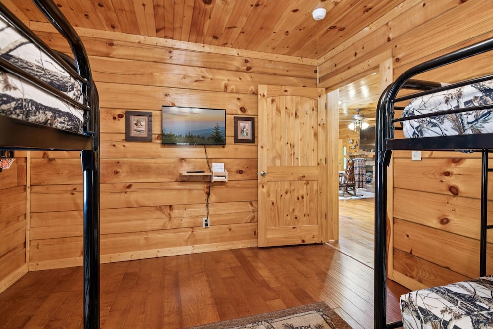 Cozy Cottage w EV Charger Firepit Bed Swing