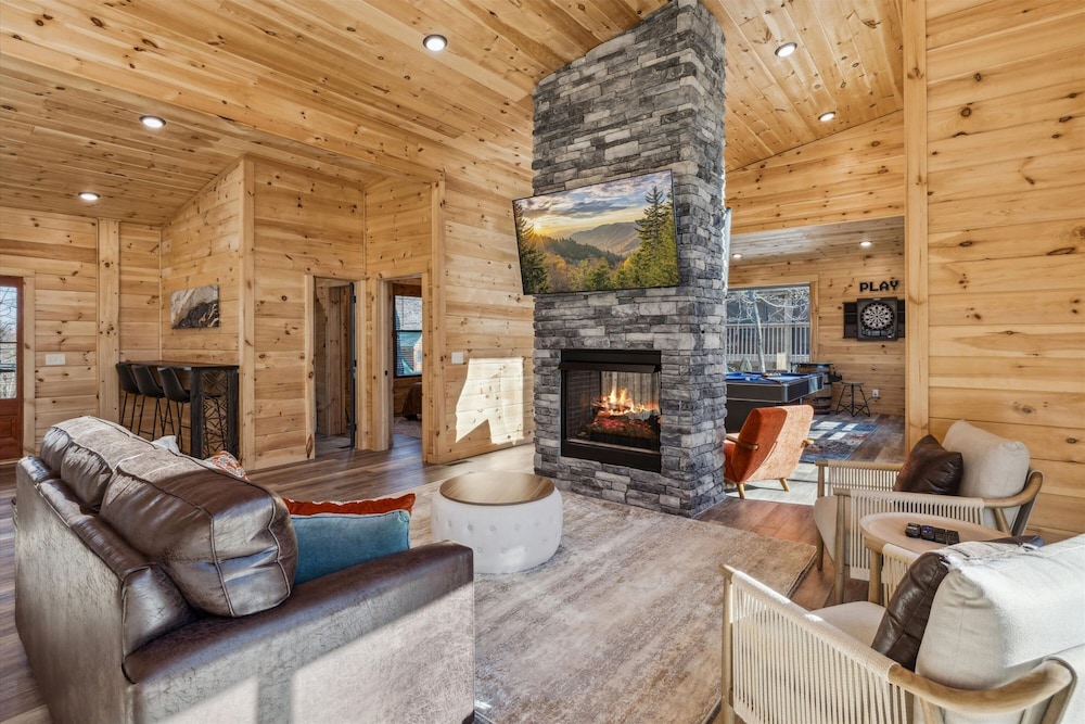 Brand New Cabin w Fire Pit Hot Tub Gameroom