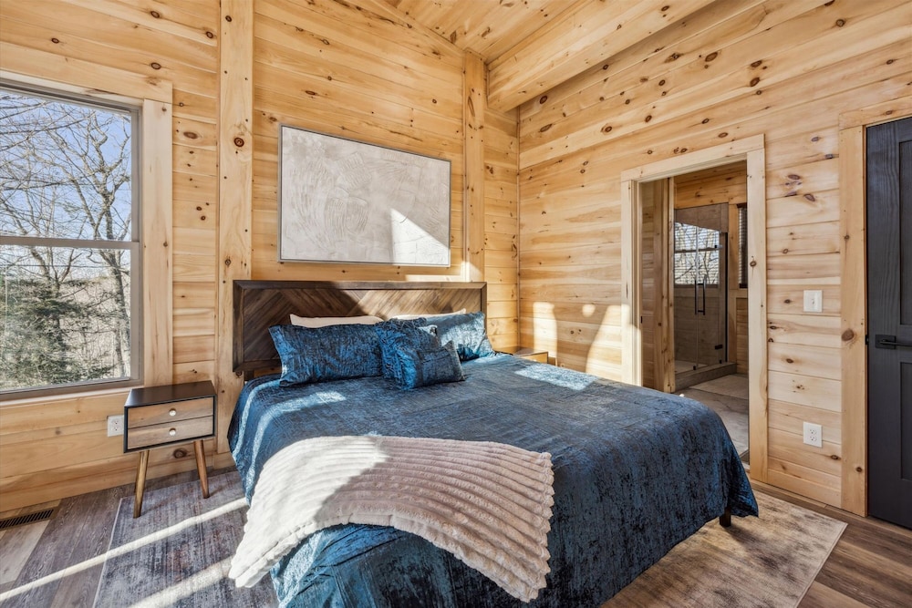 Brand New Cabin w Fire Pit Hot Tub Gameroom